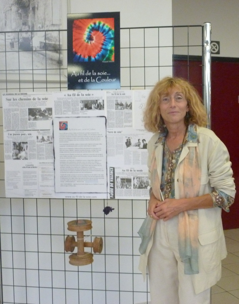 Franckie Micholin présente l'exposition réalisée pour les 20 ans de l'association "Au fil de la soie" à Portes-les-Valence