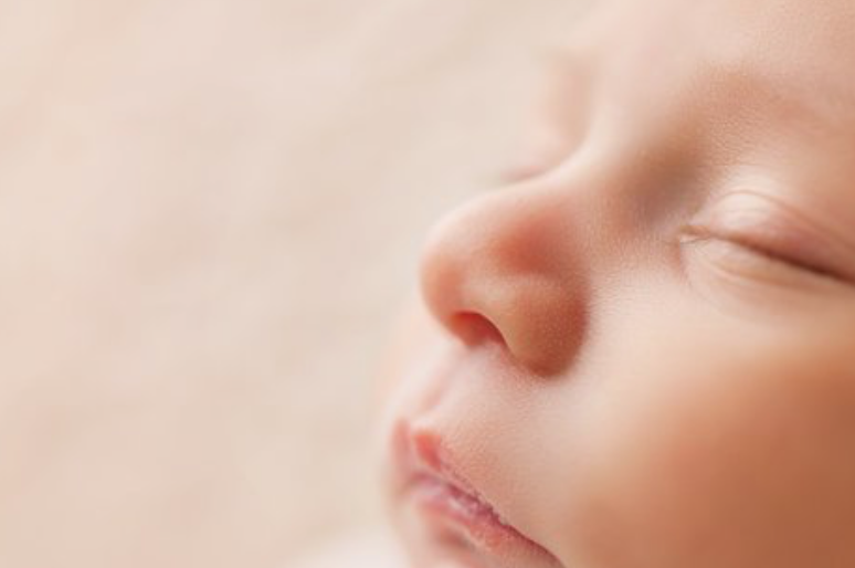 Enfant angoissé avec des problèmes de peau