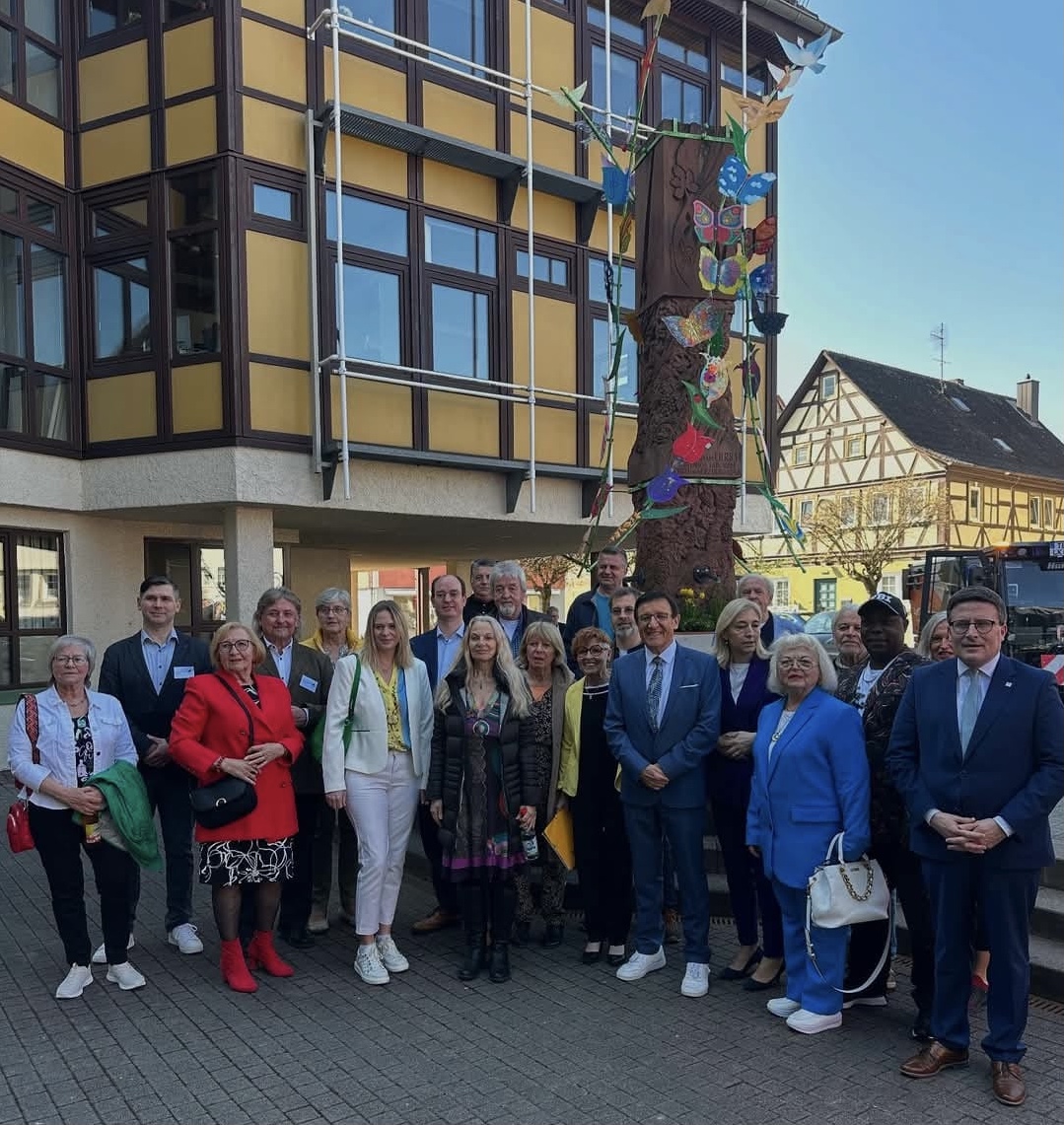 Leuchtturmprojekt 2025: Mitglieder vom Kunstkreis Lauda-Königshofen gestalten den Brunnen vor dem Rathaus der Stadt-Lauda-Königshofen