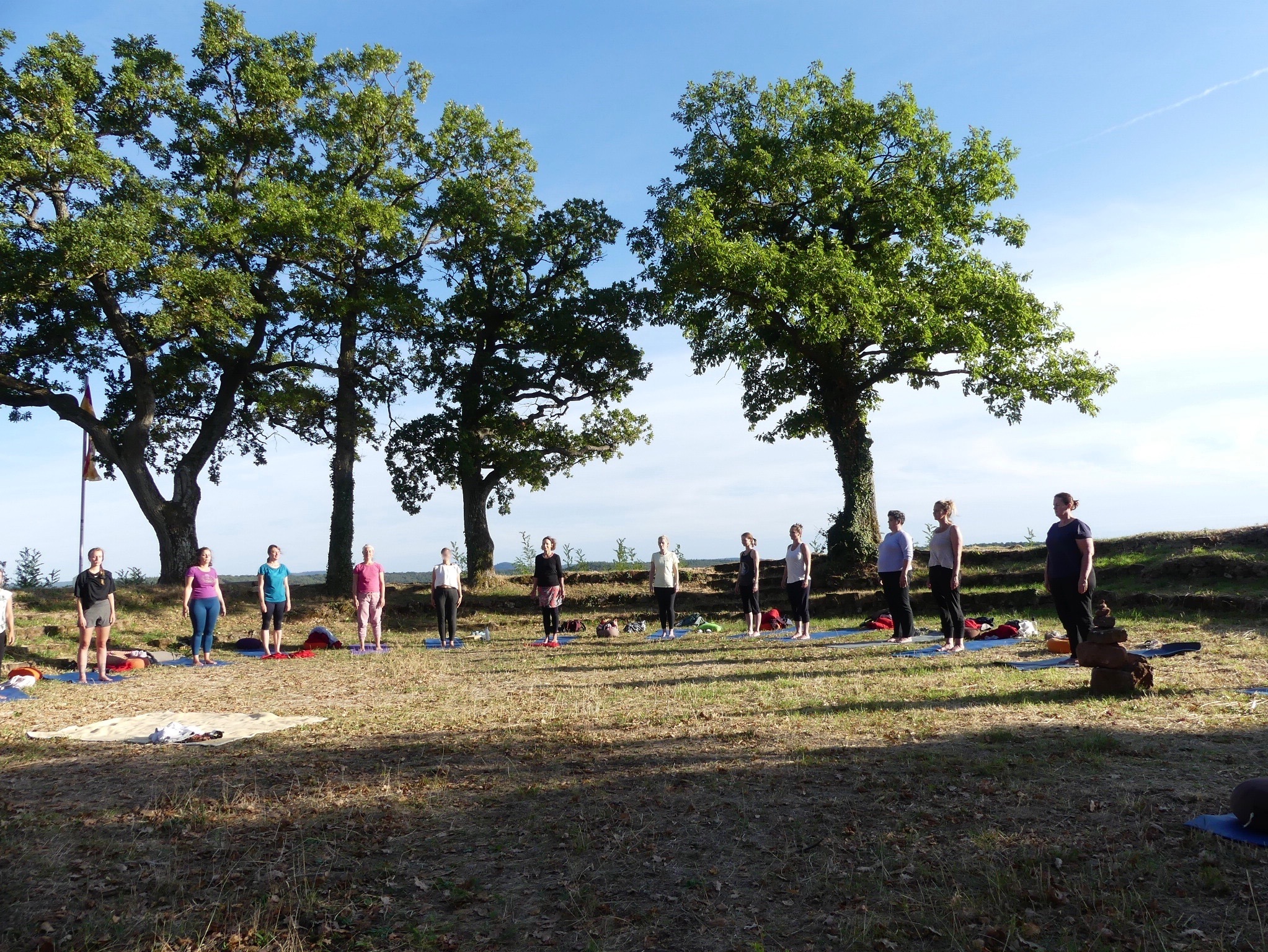 Verbindung mit Mutter Natur auf dem Burgberg im Burghof Stauf - Yoga Retreat mit Beate Laudien