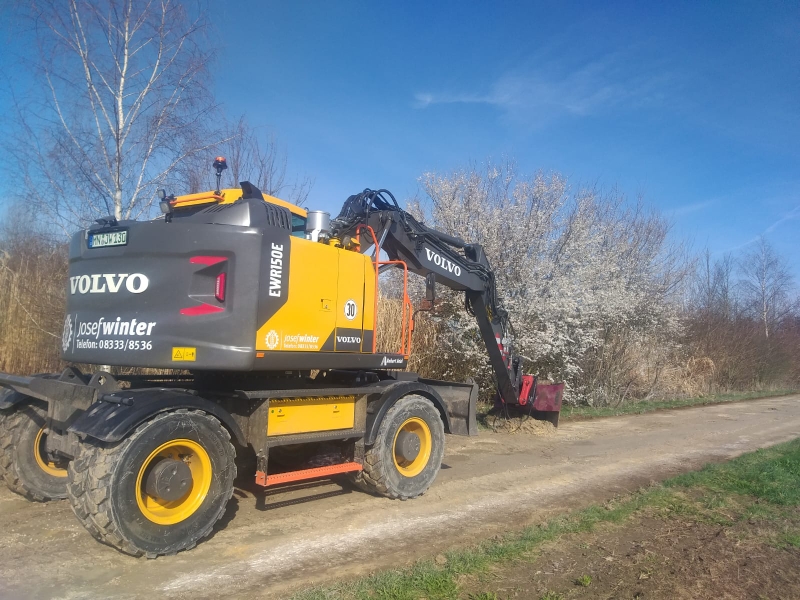 Bagger mit Trapezlöffel
