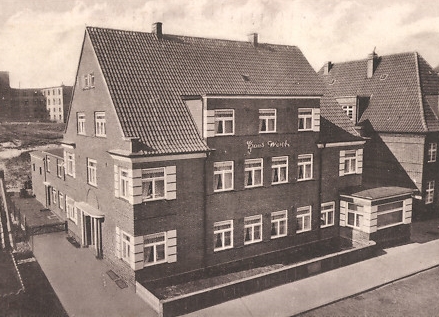 1933 , links am ANbau sieht man oben zwei kl. Luken, das sind die "Einwurfluken" für Eis , dahinter befinden sich zwei große Eiskeller.
