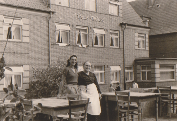 Chefin Olga Worch mit einer Gastdame auf der Hotelterrasse ,1949