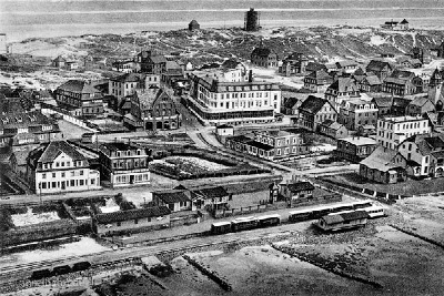 1926 Blick über den Inselbahnhof und den Ort mit dem HOTEL WORCH (linke obere Bildhälfte) noch mit einem Zugang von der Wilhelmstraße.