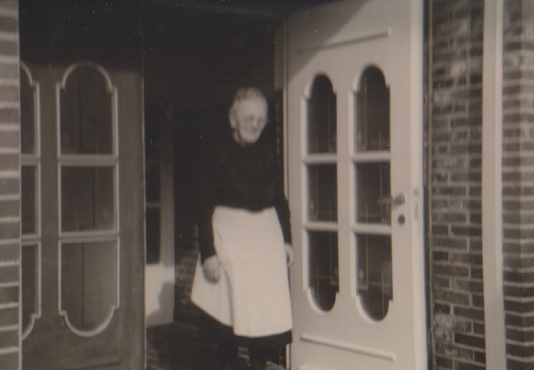 Ella Stein , Schwester von Olga Worch , als Hausdame im Haus Worch