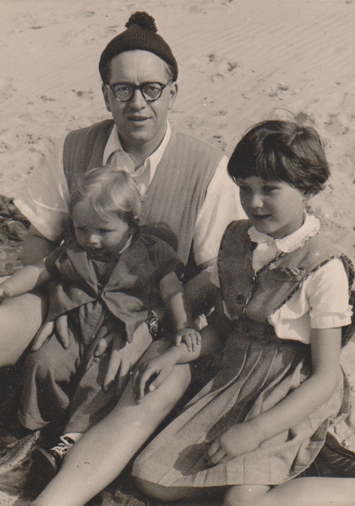 September 1954 , mit PAPA am Strand, rechts Cousine Undine.