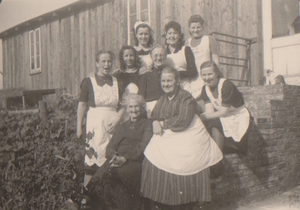 Chefin OlgaWorch im Kreise der Familie und Mitarbeiterinnen, 1949