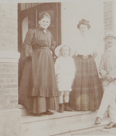 Oma Worch (Mutter von Franz, ganz links) mit Tochter Magarete und deren Familie im Hoteleingang.