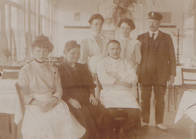(Mutter von Franz) , ganz links die erste Mitarbeiterin Lenchen Kranz.