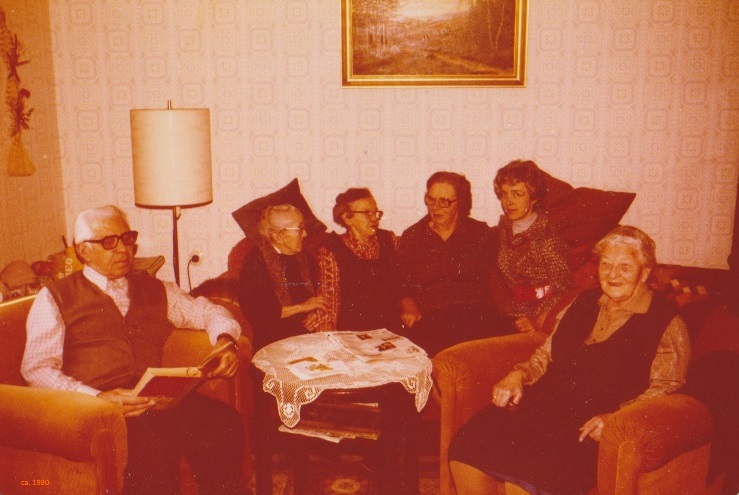 ca. 1980, in Groß Düngen : vl. Onkel Gottfried , Tante Ella u. Tante Marie (Schwestern von Olga Worch,geb. Stein), Tante Lieselotte -WORCH- , Jutta -Müller- ,         -Oma Düngen- ,
