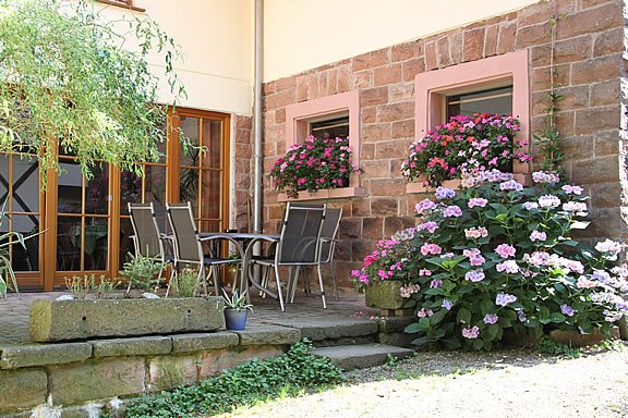 Ferienhof Hölzleberg - Ferienwohnung im Schwarzwald mit Pool, mit Schwimmbad, Ferienwohnung Schwarzwald von privat in Durbach - Sitzplatz für Gäste