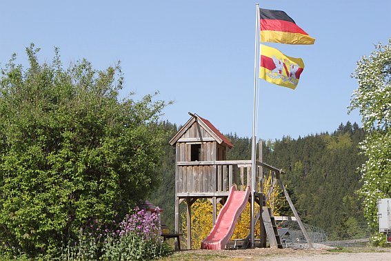 Ferienhof Hölzleberg - Ferienwohnung im Schwarzwald mit Pool, mit Schwimmbad, Ferienwohnung Schwarzwald von privat in Durbach - Spielplatz für Kinder