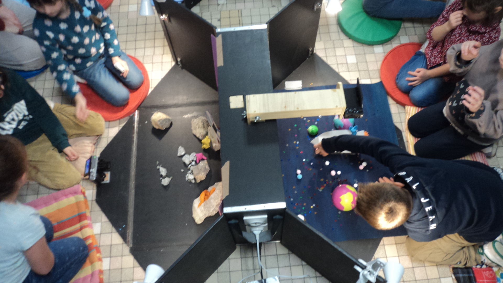 les enfants se placent devant un décor.