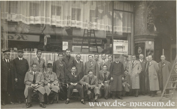 Die Rapid-Mannschaft vor ihrem Hotel in Dresden.