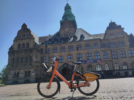 Foto: Bereits jetzt ist ein auffälliges, orangefarbenes metropolradruhr-Fahrrad im Bereich einer zukünftigen Verleihstation aufgestellt. Wer dieses Rad entdeckt, kann am Gewinnspiel teilnehmen. Rechte: Stadt Recklinghausen