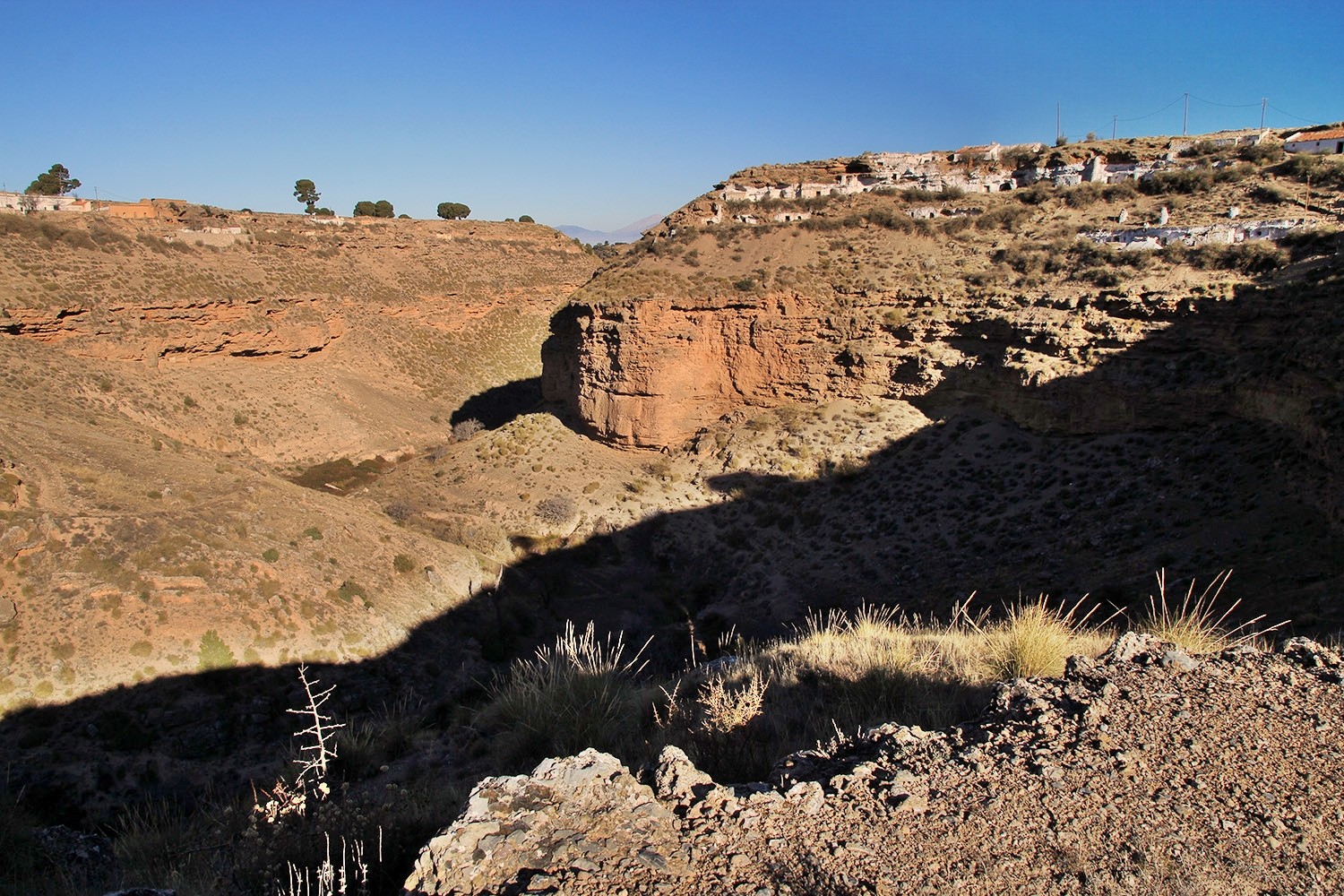 The canyon with on the left the cave houses