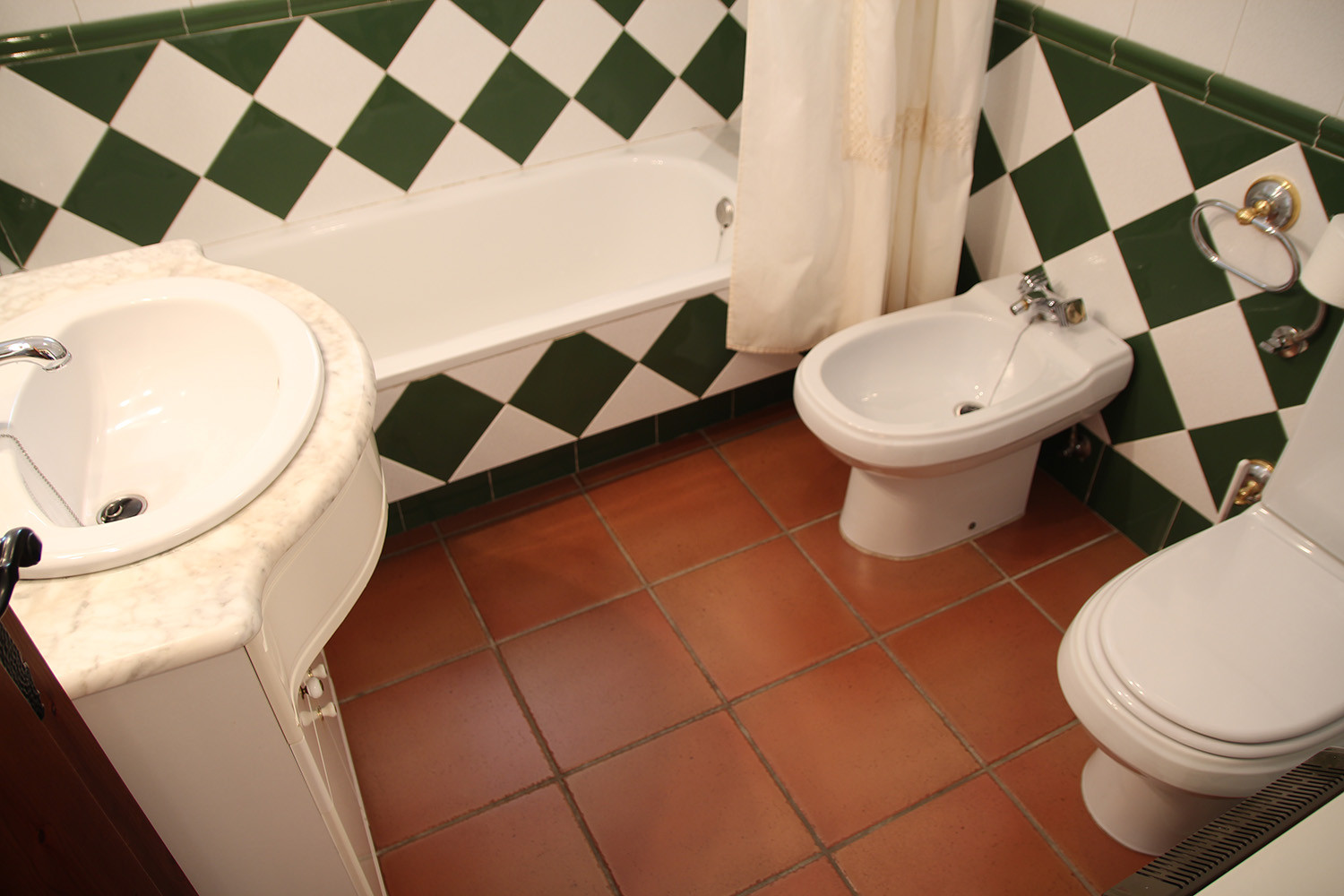 Bathroom 1 (ground floor)