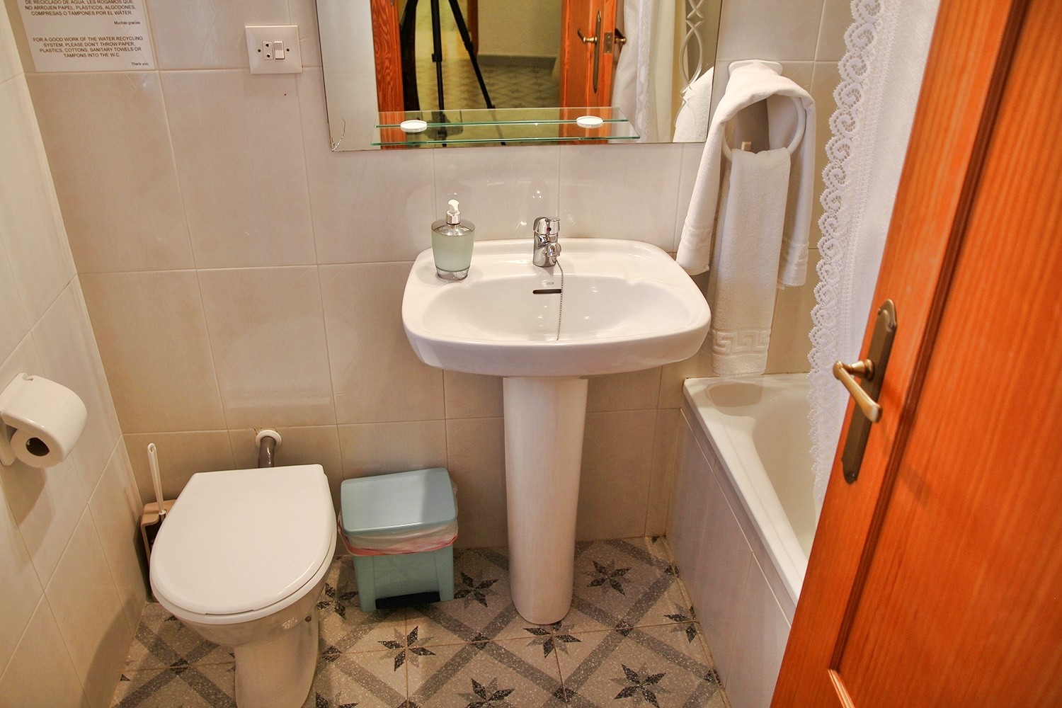 Bathroom 2 (1st floor)