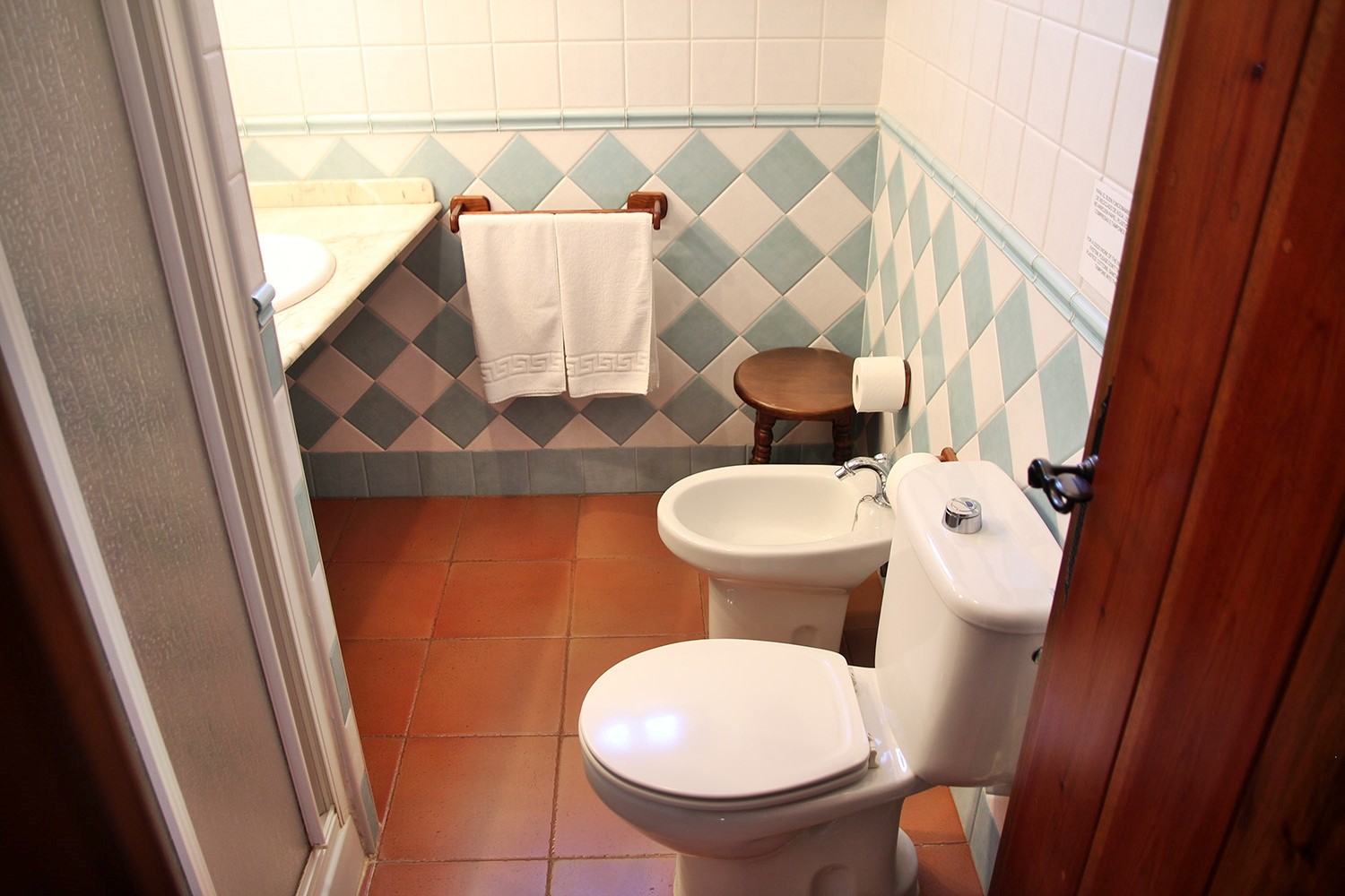 Bathroom 2 (1st floor)