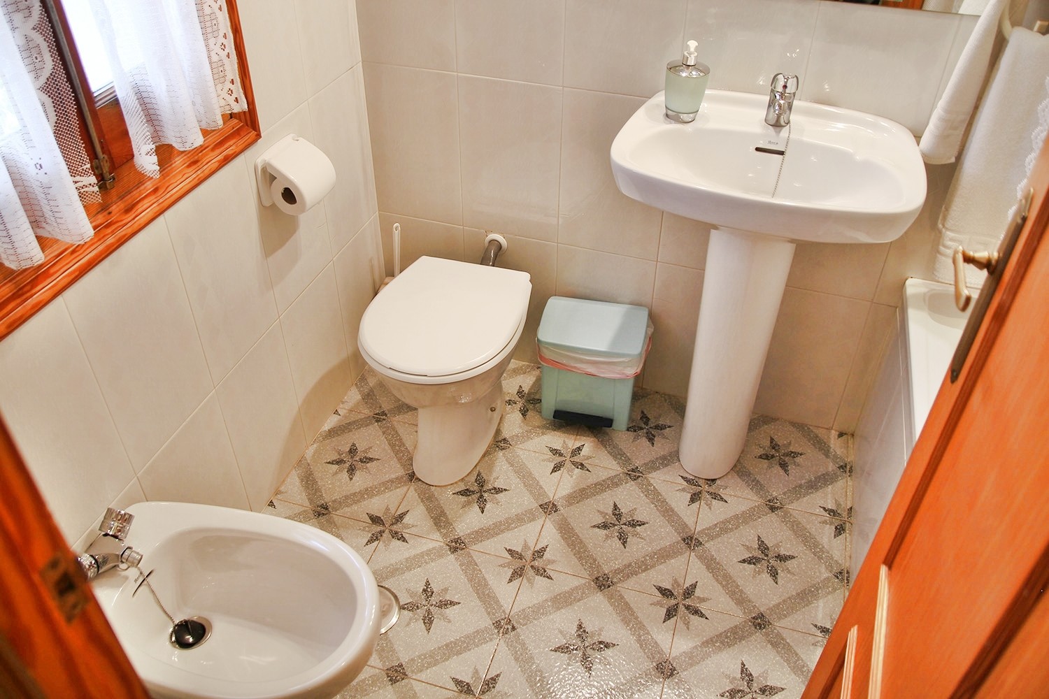 Bathroom 2 (1st floor)