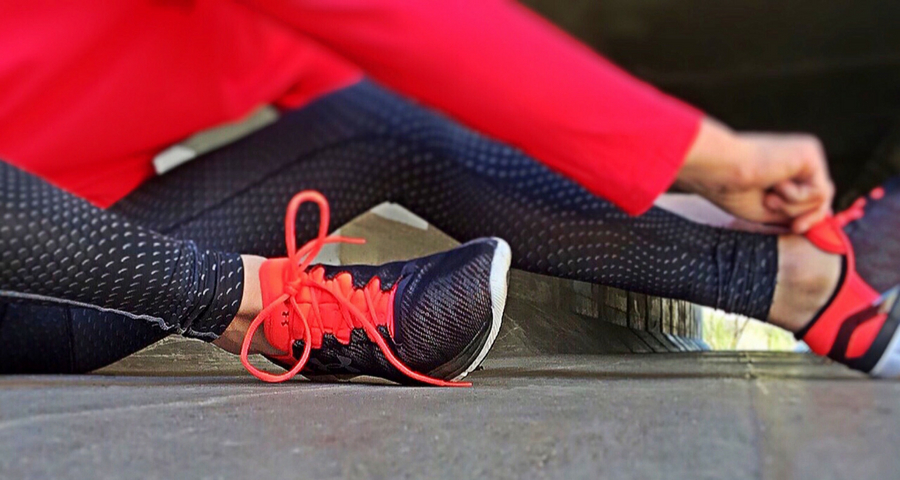 Das ideale Training, Frau mit Jogginghose zieht sich gerade die Turnschuhe an