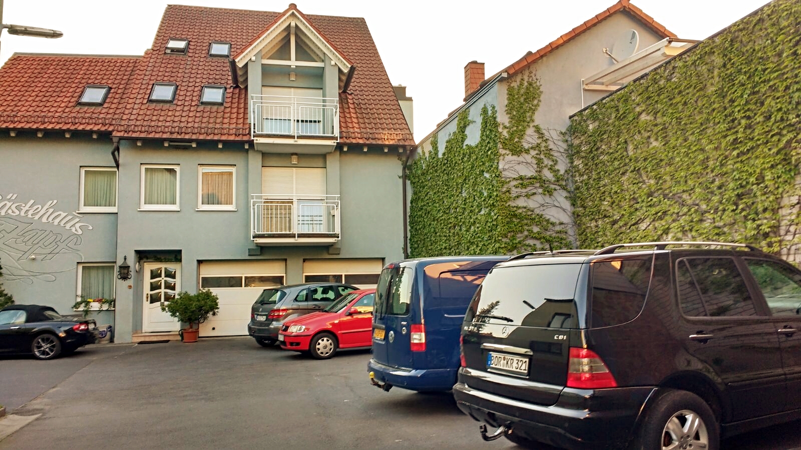 Parkmöglichkeit vor dem Gästehaus 