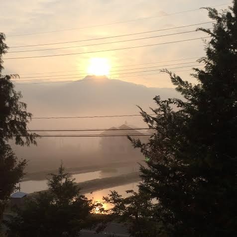 東の窓からの朝日
