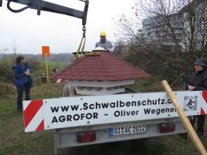 ...wird das Schwalbenhaus in seine Position gebracht