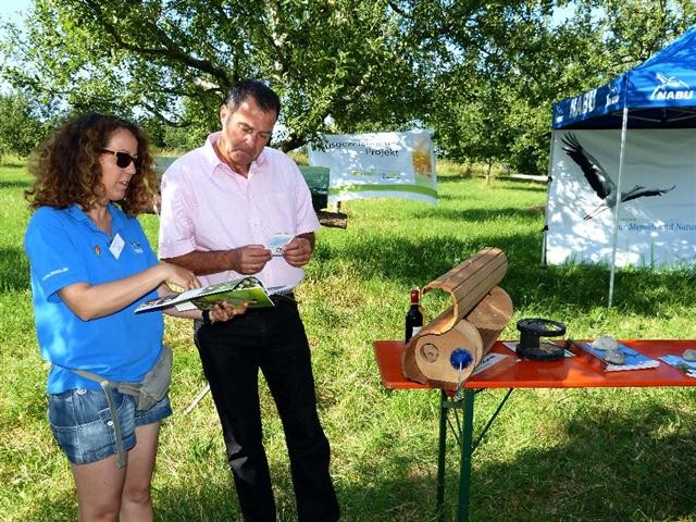 Christine Steck (NABU Lörrach) und Bürgermeister Schneucker