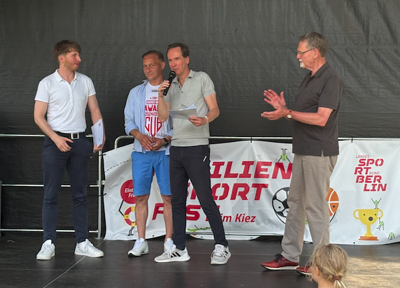 Auf der Bühne unser Vorsitzender Sebastian Leskien, ein Vertreter von Cosmos United, der Moderator und der Präsident des Landessportbundes