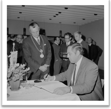 Zehlendorfs Bürgermeister Hans-Joachim Schnitzer mit Vorsteher der Stadtverordnetenversammlung von Sderot, Yehonatan Yifrach, beim Besuch der Delegation aus Sderot in Zehlendorf