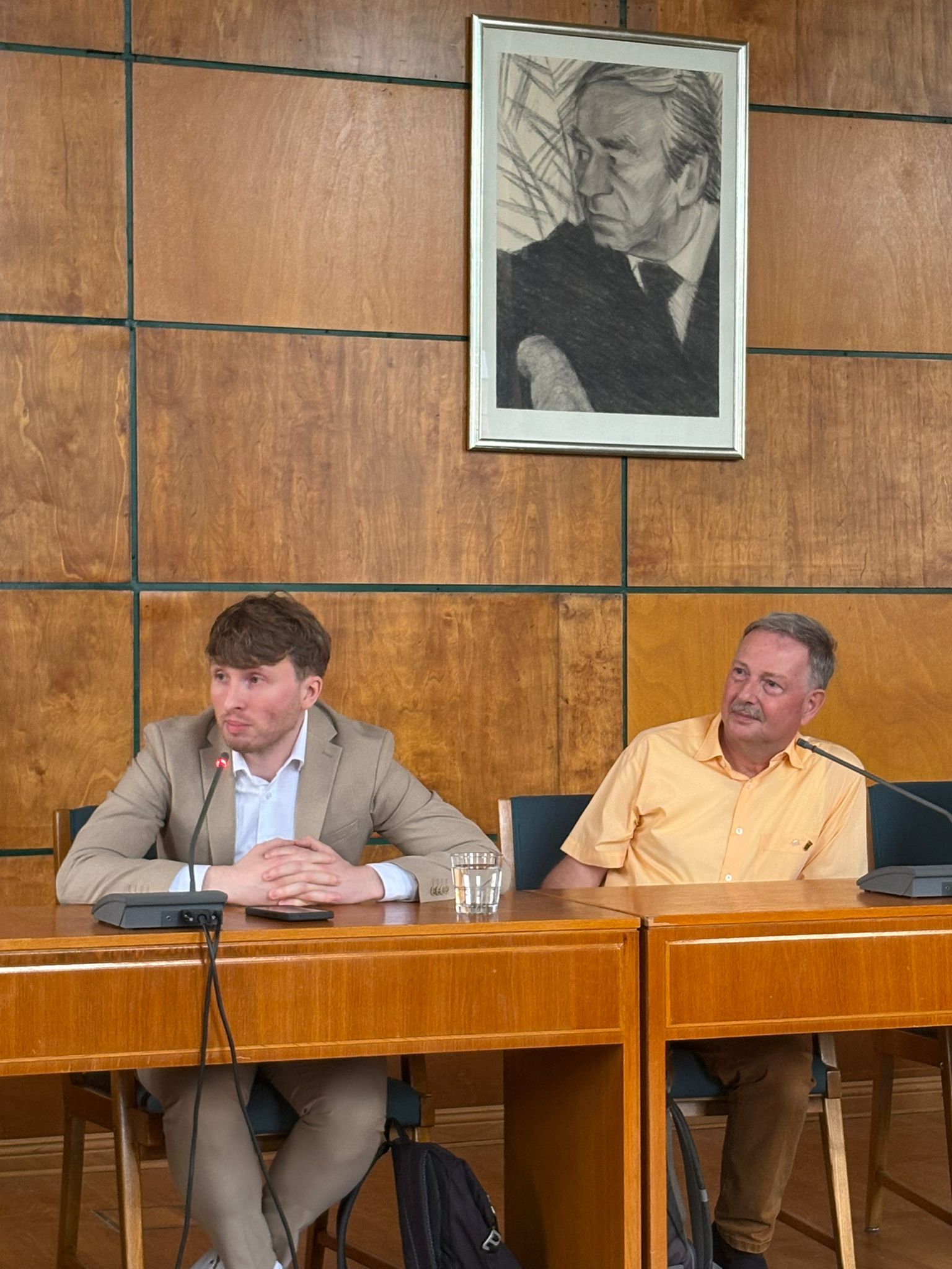 Sebastian Leskien und Rolf Breidenbach im Rathaus bei der Eintragung ins Goldene Buch