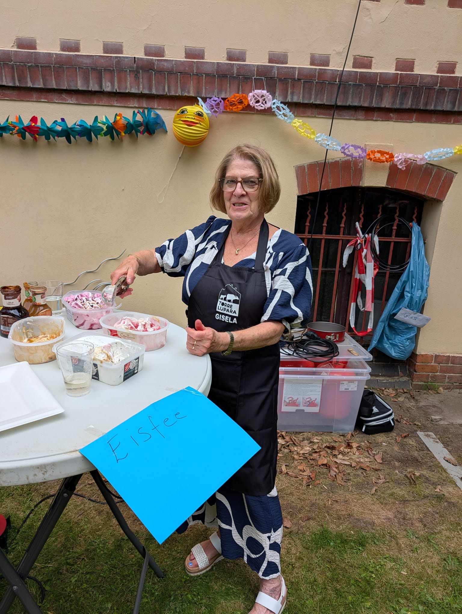 Gisela Pflug verteilte zum Nachtisch Eis.