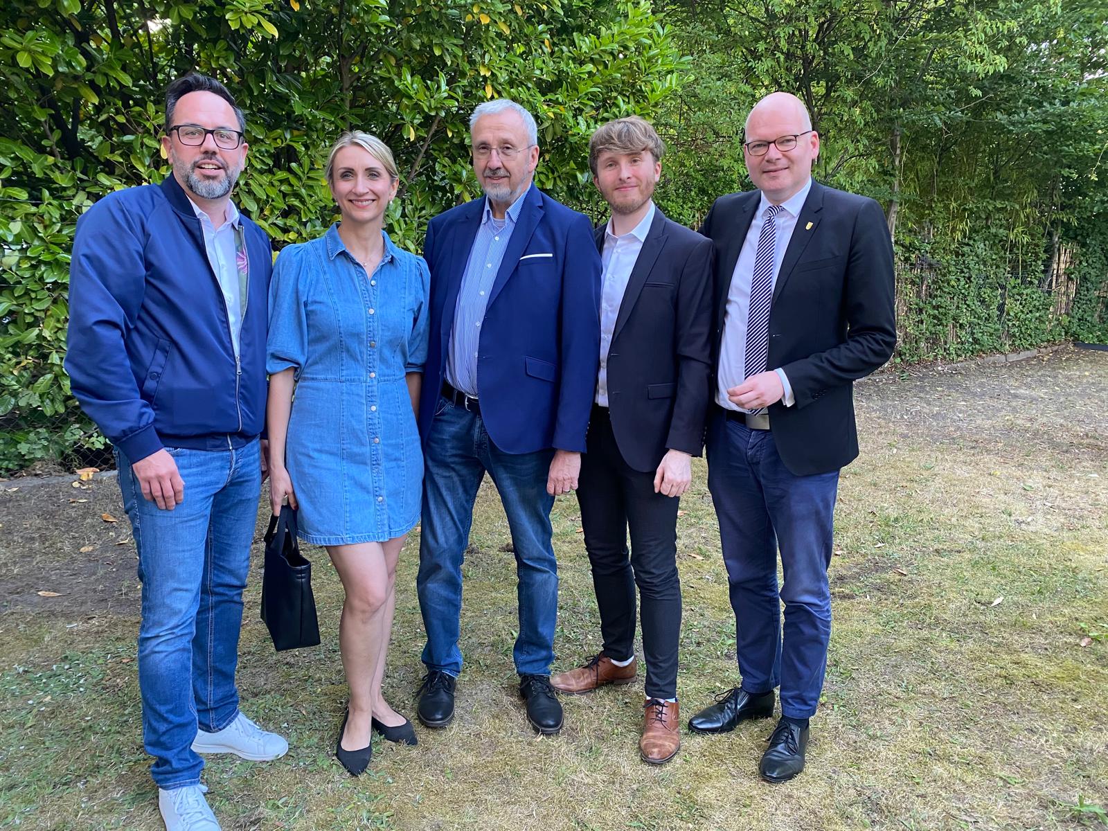 Der Vorsteher der BVV René Rögner-Franke und Stadtrat Tim Richter mit weiteren Gästen