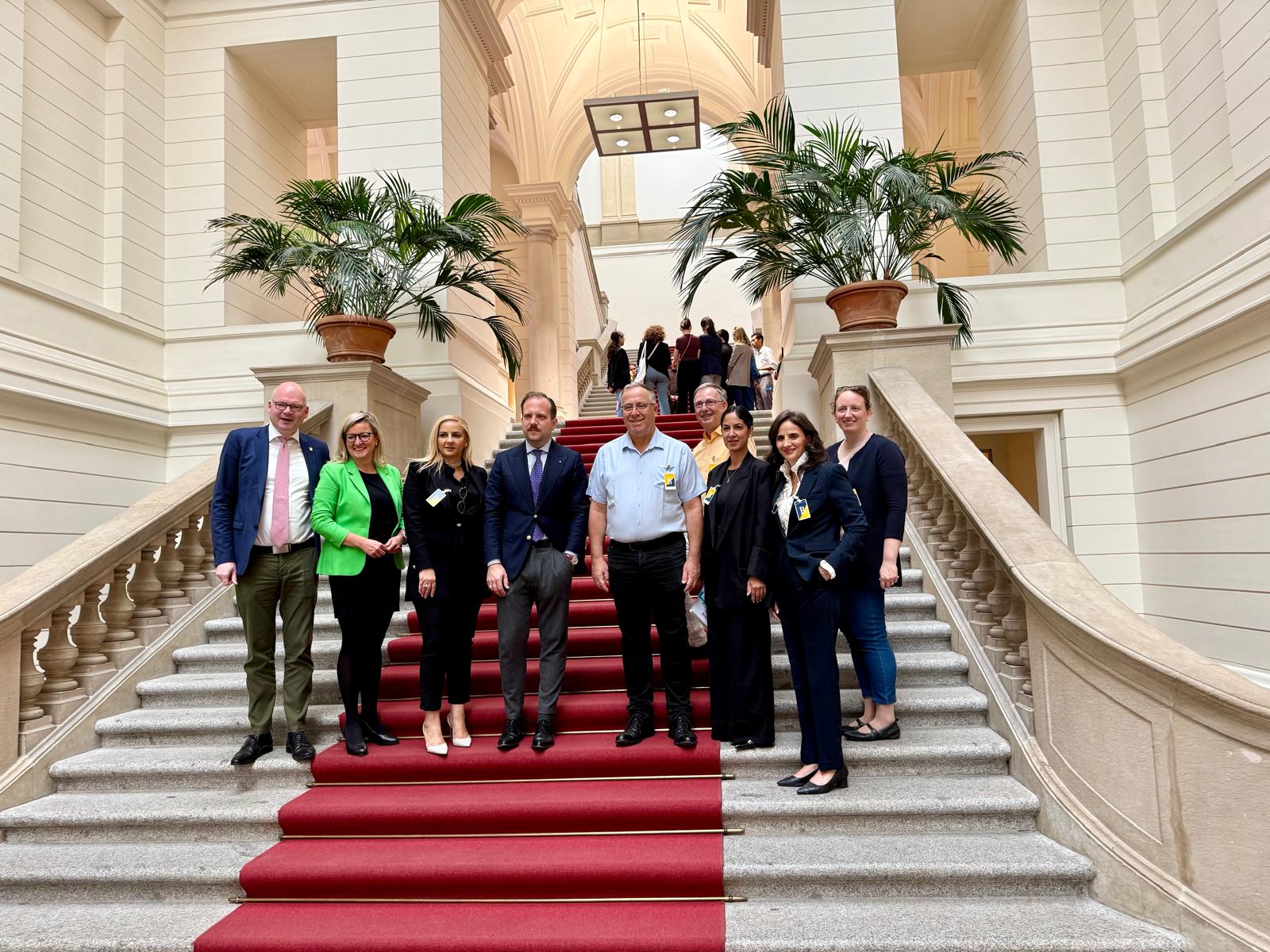 Die Delegation aus Kirjat Bialik beim Besuch des Abgeordnetenhauses, links auf dem Bild Stadtrat Tim Richter und die Staatssekretärin Martina Klement, in der Mitte der Abgeordnete Tom Cywinski und der Bürgermeister von Kirjat Bialik Eli Dukorsky