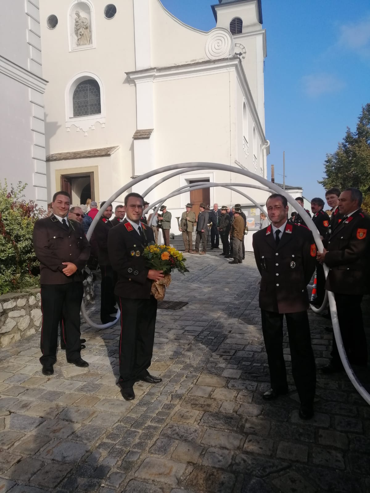 Vor der Kirche bauten die Kameraden einen Schlauchtunnel für Braut und Bräutigam auf.