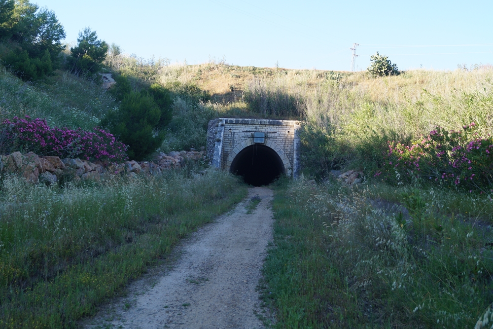 .. und ehemalige Bahntunnel