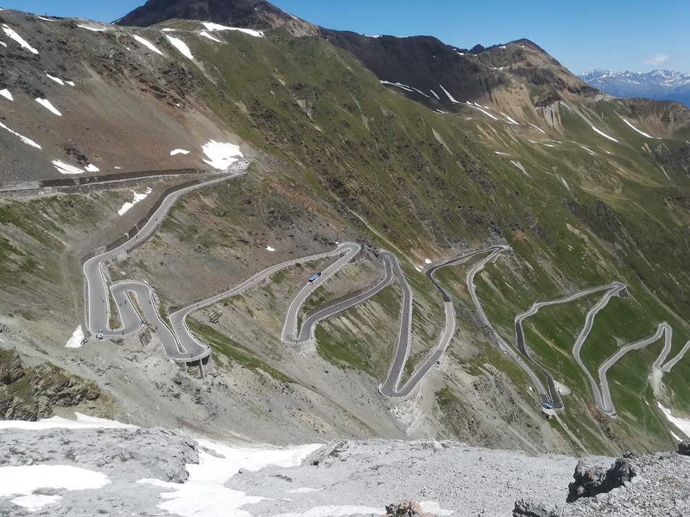 Blick auf die Passstraße