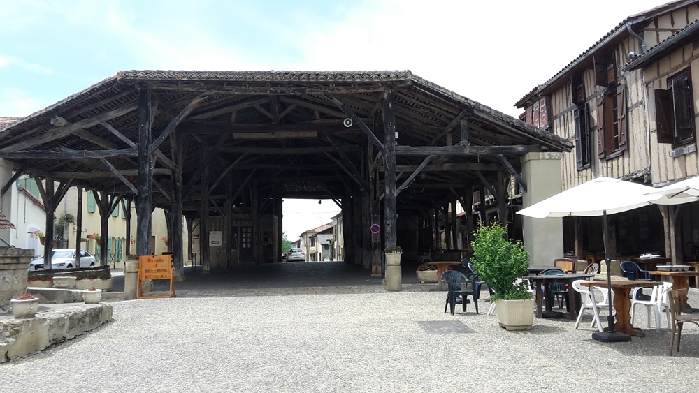 Festhalle im Ort, in dieser Gegend wohl üblich