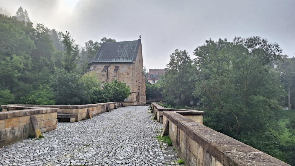 Alte Werrabrücke in Creuzburg im Nebel