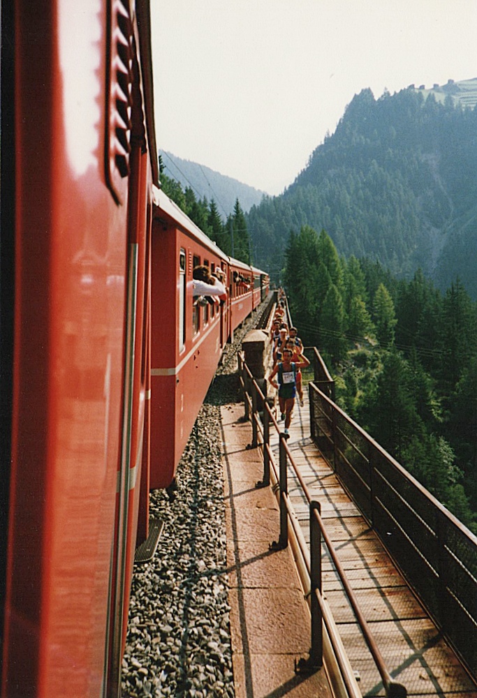 Bei Wiesen führt die Strecke über das Eisenbahnviadukt der Räthischen Bahn
