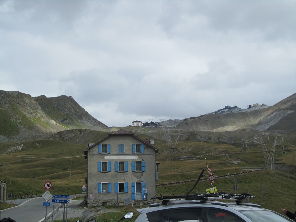 Abzweig zum Umbrail - Pass mit Blick zur Stilfser Joch Passhöhe