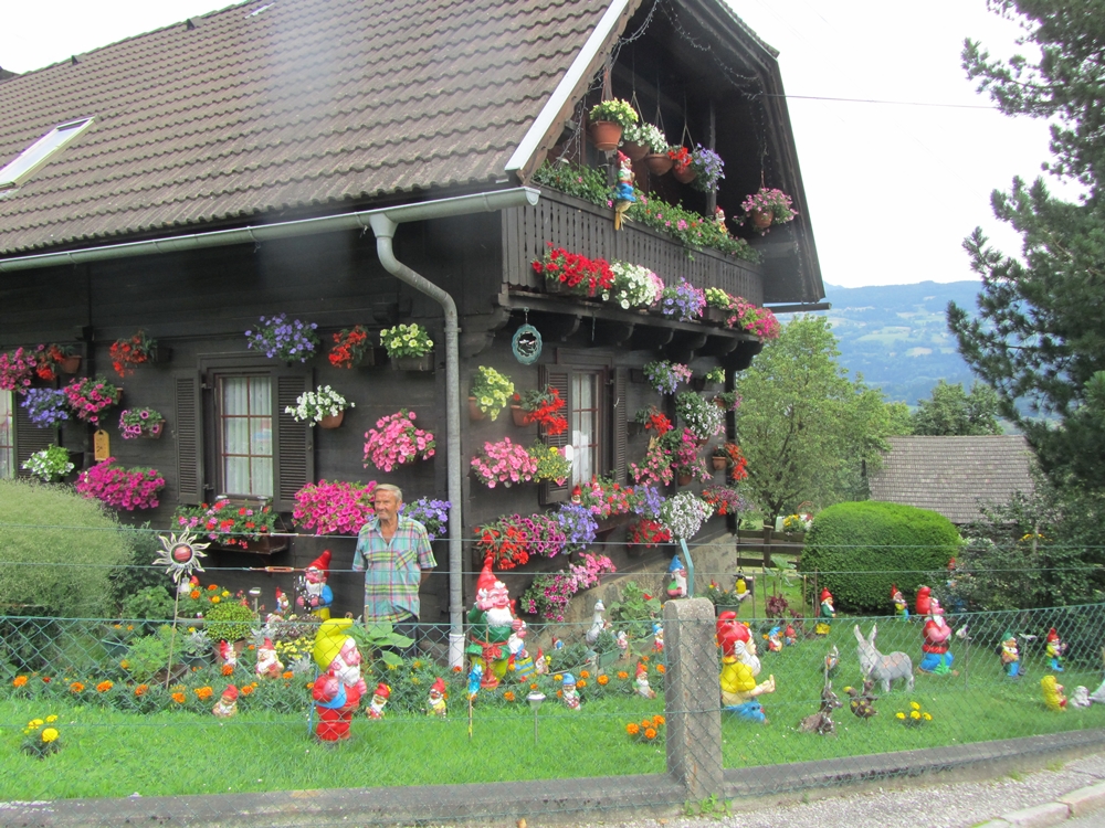 Weil wir uns verfahren, entdecken wir diesen Ober - Gartenzwerg