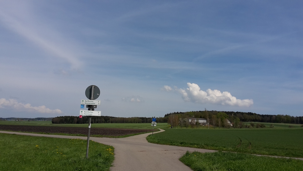 Links ist der Flugplatz Saulgau, an der Kreuzung geradeaus in Richtung Dürnau