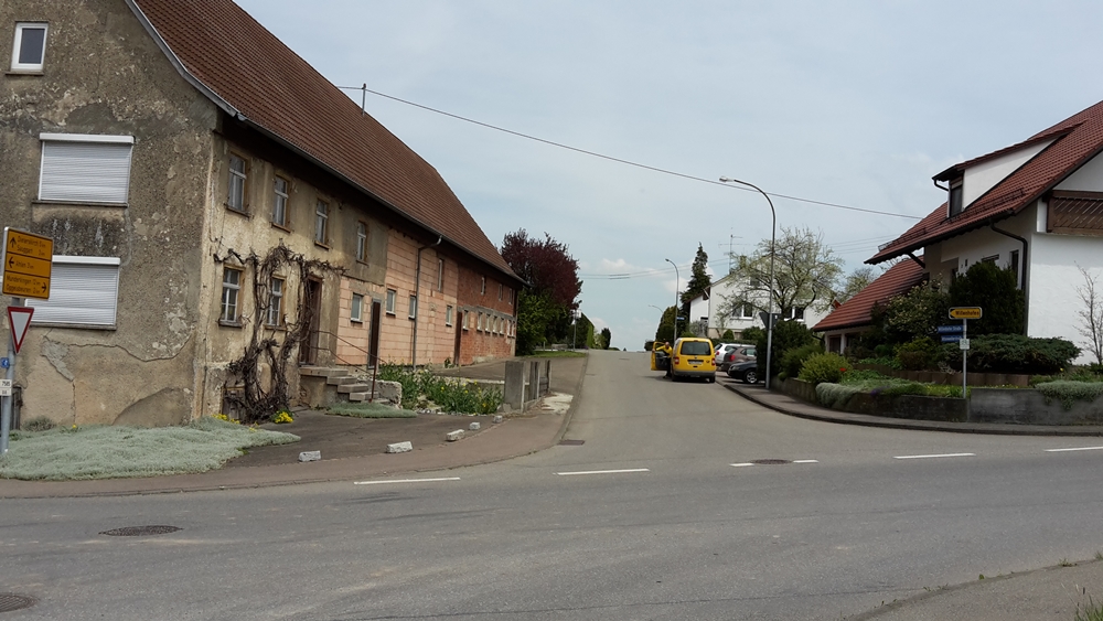 Ruppertshofen, an der Abzweigung nach Attenweiler geradeaus Richtung Willenhofen