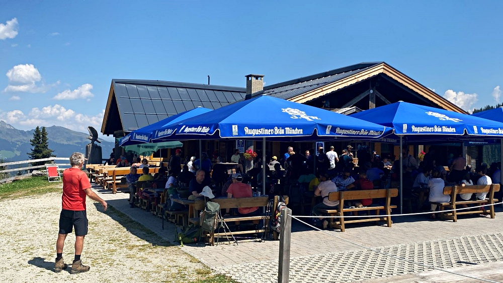 Viele Leute auf der Kalcher Alm, fast alle mit dem Auto hochgekommen. 