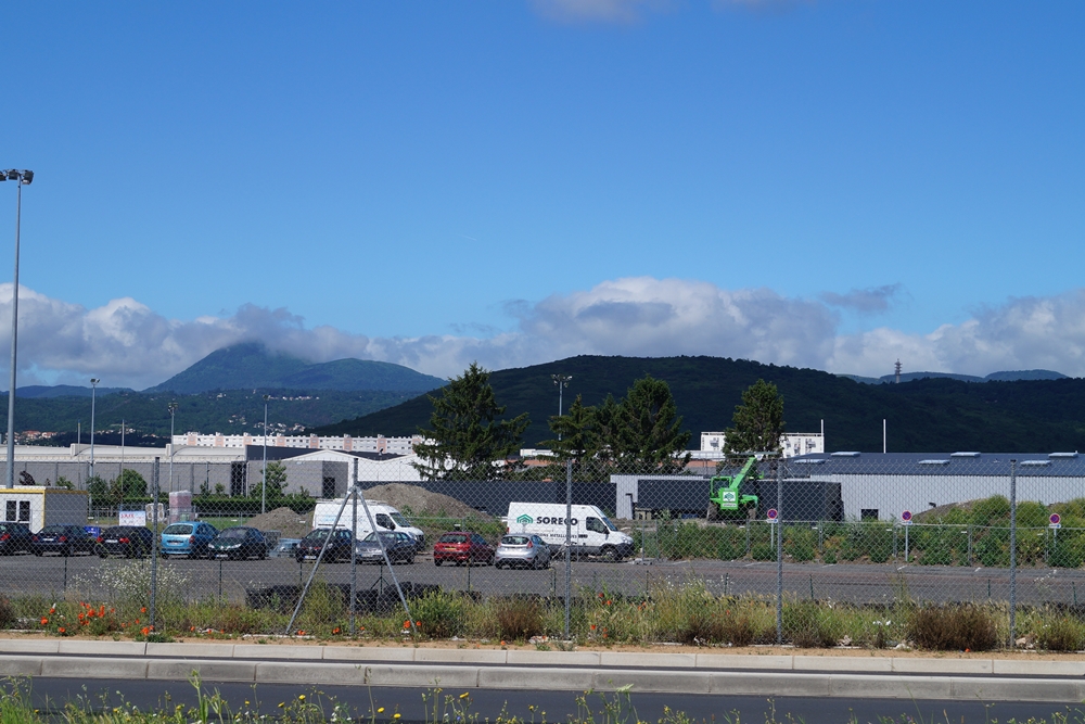 Ein Blick zurück - der Puy de Dome immer noch in Wolken gehüllt