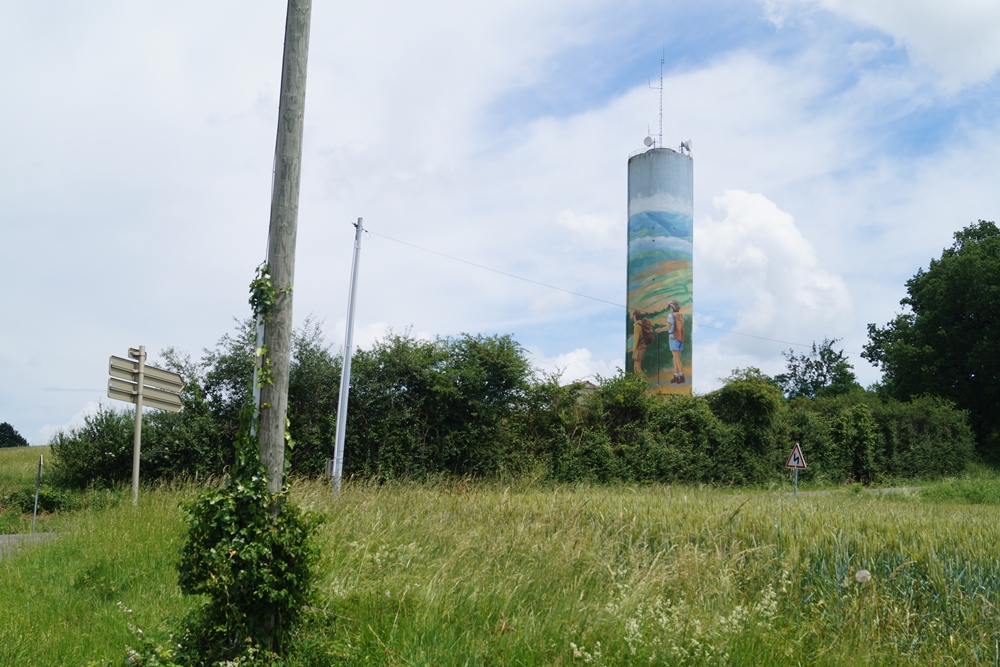 Wasserturm, bunt bemalt 