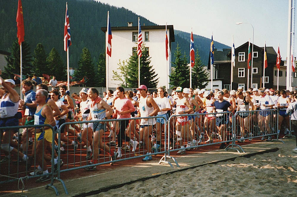 Start bei strahlendem Sonnenschein im Davoser Stadion