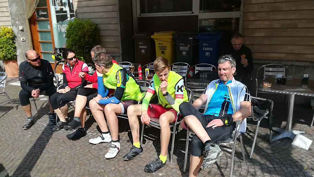 Die ersten Sonnenstrahlen am Café in Predappio